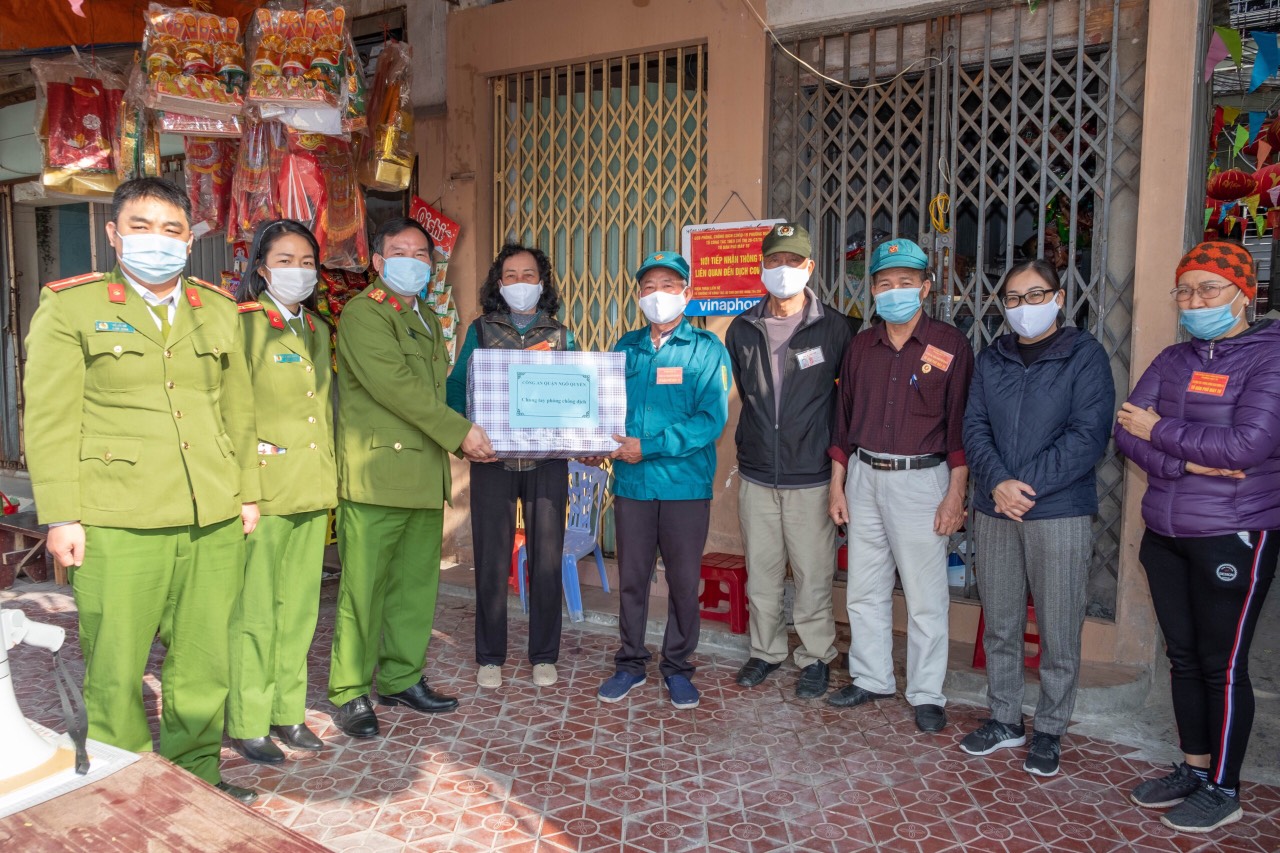 Công an quận Ngô Quyền: Tặng quà 16 chốt kiểm soát phòng, chống dịch COVID-19